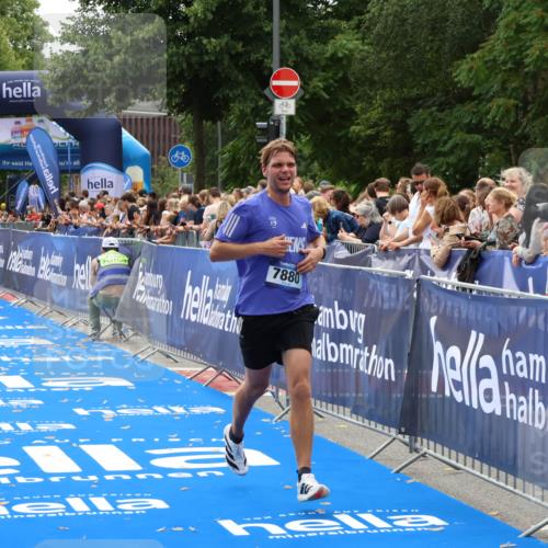 29.06.2025 - hella hamburg halbmarathon Zöllner http://msf.ph/oto/8180247 29.06.2025 10:30:59 Ziel 7880, 16508 meine-sportfotos.de