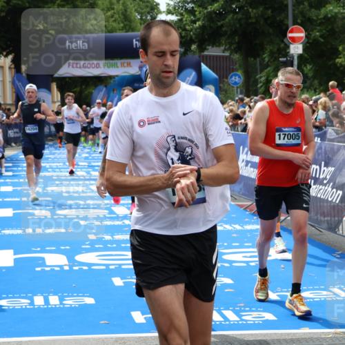 29.06.2025 - hella hamburg halbmarathon Zöllner http://msf.ph/oto/8180266 29.06.2025 10:39:51 Ziel 1975, 2525, 2573, 6149, 11714, 13190, 14204, 15435, 15744, 15813, 16580, 17005, 17792, 18013 meine-sportfotos.de