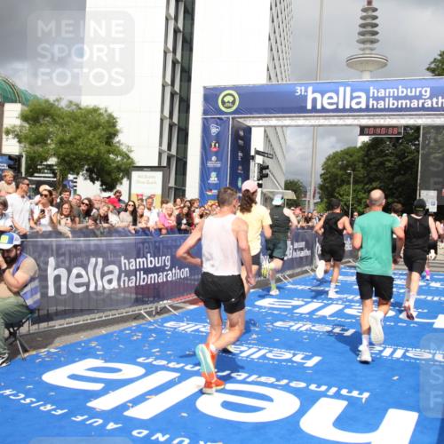 29.06.2025 - hella hamburg halbmarathon Michael Strokosch http://msf.ph/oto/8180272 29.06.2025 10:40:37 Ziel 7284, 8966, 10978, 11767, 12365, 12540, 15015, 15164, 15542, 17214, 17724, 18192 meine-sportfotos.de