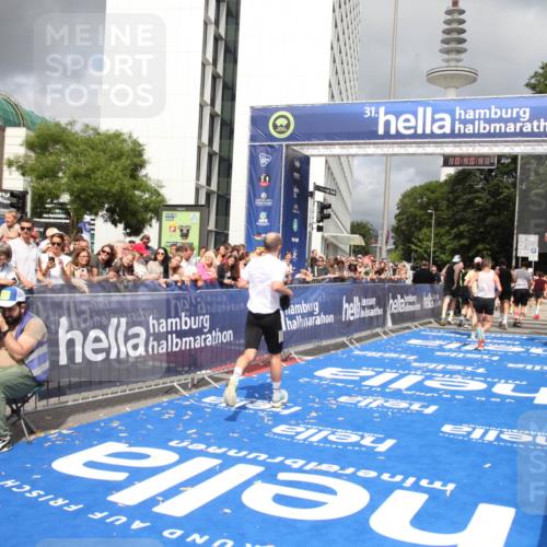 29.06.2025 - hella hamburg halbmarathon Michael Strokosch http://msf.ph/oto/8180303 29.06.2025 10:40:40 Ziel 1912, 2324, 4843, 7284, 11767, 12365, 12540, 12865, 14272, 14820, 15015, 15164, 15493, 15542, 16599, 17214, 17724, 18192, 18399 meine-sportfotos.de
