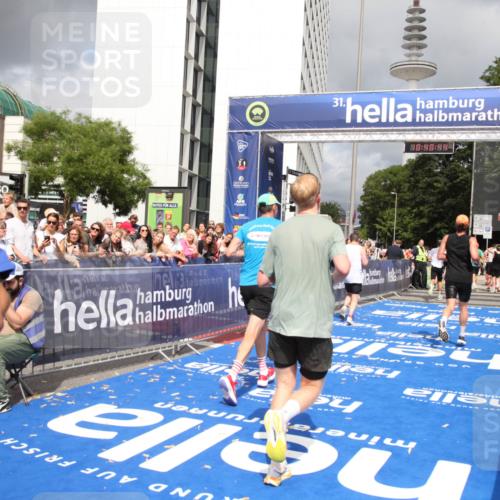 29.06.2025 - hella hamburg halbmarathon Michael Strokosch http://msf.ph/oto/8180327 29.06.2025 10:40:43 Ziel 1912, 2324, 2714, 4843, 7622, 9294, 10900, 12865, 14272, 14820, 15015, 15493, 15542, 16599, 17724, 18399 meine-sportfotos.de