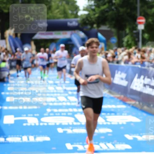 29.06.2025 - hella hamburg halbmarathon Zöllner http://msf.ph/oto/8180415 29.06.2025 10:39:56 Ziel 1603, 1975, 2525, 2563, 2573, 3626, 4766, 6149, 7981, 8574, 11714, 15421, 15813 meine-sportfotos.de