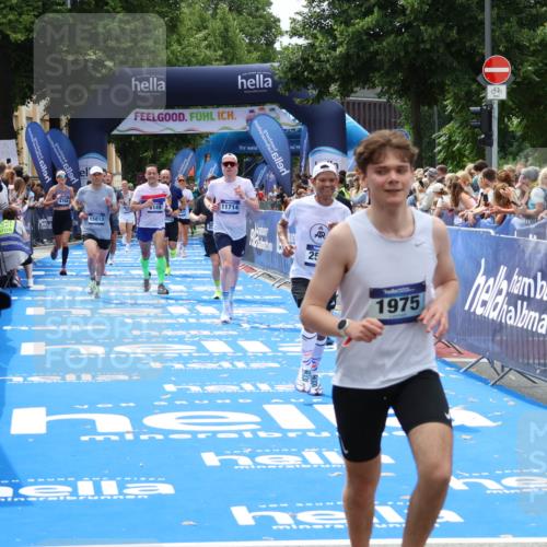 29.06.2025 - hella hamburg halbmarathon Zöllner http://msf.ph/oto/8180423 29.06.2025 10:39:56 Ziel 1603, 1975, 2525, 2563, 2573, 3626, 4766, 6149, 7981, 8574, 11714, 15421, 15813 meine-sportfotos.de