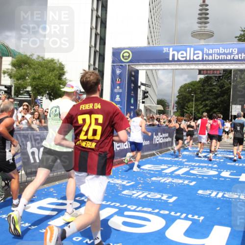 29.06.2025 - hella hamburg halbmarathon Michael Strokosch http://msf.ph/oto/8180439 29.06.2025 10:40:47 Ziel 1882, 1912, 2324, 2714, 2750, 4634, 4843, 4889, 5014, 5026, 5745, 7080, 7622, 8074, 8629, 9294, 10900, 11959, 12865, 14092, 14272, 14820, 15351, 15493, 16201, 16249, 16599, 17486, 18399 meine-sportfotos.de