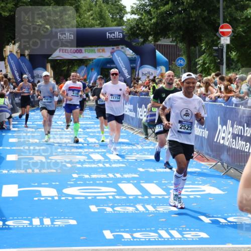 29.06.2025 - hella hamburg halbmarathon Zöllner http://msf.ph/oto/8180443 29.06.2025 10:39:57 Ziel 1603, 2525, 2563, 2573, 3626, 4766, 6149, 7981, 8467, 8574, 11714, 15421, 15813 meine-sportfotos.de