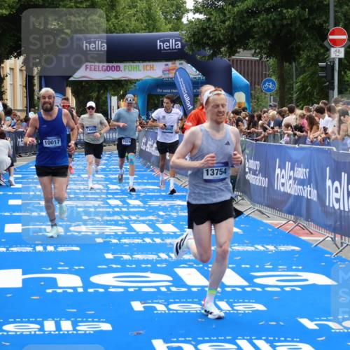 29.06.2025 - hella hamburg halbmarathon Zöllner http://msf.ph/oto/8180535 29.06.2025 10:31:18 Ziel 3201, 3955, 4812, 10017, 10298, 11857, 12232, 13754, 14450, 14548, 19042 meine-sportfotos.de