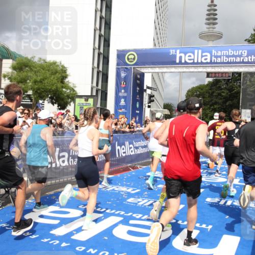 29.06.2025 - hella hamburg halbmarathon Michael Strokosch http://msf.ph/oto/8180587 29.06.2025 10:40:49 Ziel 1882, 2324, 2714, 2750, 4634, 4889, 5014, 5026, 5745, 6429, 7080, 7622, 8074, 8629, 9294, 9979, 10900, 11959, 14092, 14272, 15351, 15493, 16201, 16249, 16599, 17486 meine-sportfotos.de
