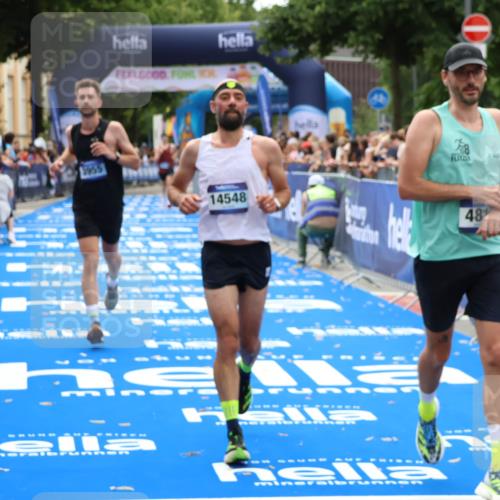 29.06.2025 - hella hamburg halbmarathon Zöllner http://msf.ph/oto/8180697 29.06.2025 10:31:25 Ziel 3955, 4812, 14548, 19118 meine-sportfotos.de