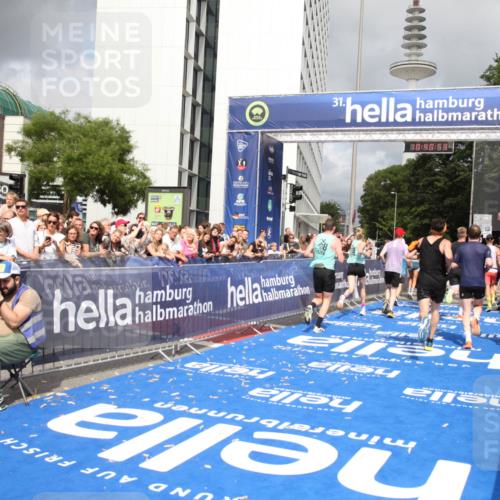 29.06.2025 - hella hamburg halbmarathon Michael Strokosch http://msf.ph/oto/8180742 29.06.2025 10:40:52 Ziel 1631, 1882, 2750, 4634, 4889, 5014, 5026, 5745, 6429, 7080, 7109, 7378, 8074, 8629, 9979, 10369, 10900, 11959, 14092, 14661, 15351, 16201, 16249, 17486 meine-sportfotos.de