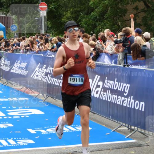 29.06.2025 - hella hamburg halbmarathon Zöllner http://msf.ph/oto/8180841 29.06.2025 10:31:33 Ziel 5660, 12681, 19118 meine-sportfotos.de