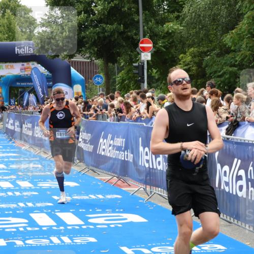 29.06.2025 - hella hamburg halbmarathon Zöllner http://msf.ph/oto/8181133 29.06.2025 10:31:48 Ziel 5187, 13606, 18102 meine-sportfotos.de