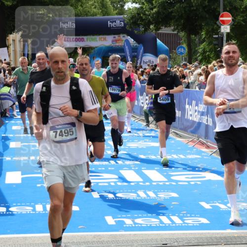 29.06.2025 - hella hamburg halbmarathon Zöllner http://msf.ph/oto/8181153 29.06.2025 10:40:18 Ziel 3547, 4381, 5409, 5410, 5803, 5916, 7495, 8465, 10968, 11731, 12704, 13667, 14699, 18614, 18979 meine-sportfotos.de