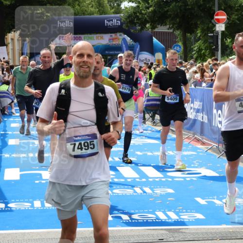 29.06.2025 - hella hamburg halbmarathon Zöllner http://msf.ph/oto/8181159 29.06.2025 10:40:18 Ziel 3547, 4381, 5409, 5410, 5803, 5916, 7495, 8465, 10968, 11731, 12704, 13667, 14699, 18614, 18979 meine-sportfotos.de