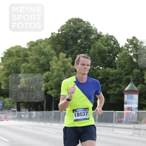 29.06.2025 - hella hamburg halbmarathon Jannik Wohlers http://msf.ph/oto/8181386 29.06.2025 09:42:43 Lombardsbrücke 4338, 5301, 9097, 9385, 11994, 12341, 12529, 12992, 13346, 14728, 18037 meine-sportfotos.de