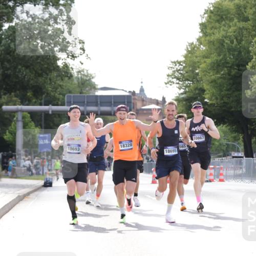 29.06.2025 - hella hamburg halbmarathon Jannik Wohlers http://msf.ph/oto/8181433 29.06.2025 09:42:46 Lombardsbrücke 4338, 5301, 9097, 9385, 9565, 9767, 10867, 11994, 12341, 12529, 12992, 13374, 14728, 14757, 15483, 15671, 18037, 18328, 18693, 18695, 18989 meine-sportfotos.de