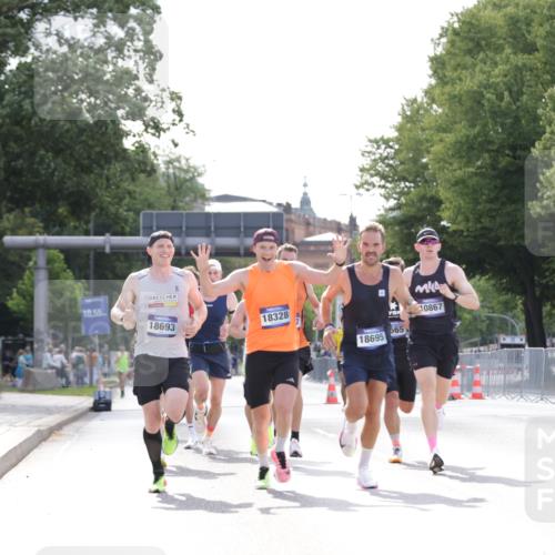 29.06.2025 - hella hamburg halbmarathon Jannik Wohlers http://msf.ph/oto/8181444 29.06.2025 09:42:46 Lombardsbrücke 4338, 5301, 9097, 9385, 9565, 9767, 10867, 11994, 12341, 12529, 12992, 13374, 14728, 14757, 15483, 15671, 18037, 18328, 18693, 18695, 18989 meine-sportfotos.de