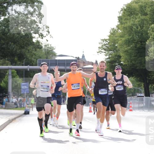 29.06.2025 - hella hamburg halbmarathon Jannik Wohlers http://msf.ph/oto/8181454 29.06.2025 09:42:46 Lombardsbrücke 4338, 5301, 9097, 9385, 9565, 9767, 10867, 11994, 12341, 12529, 12992, 13374, 14728, 14757, 15483, 15671, 18037, 18328, 18693, 18695, 18989 meine-sportfotos.de