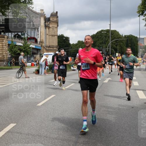 29.06.2025 - hella hamburg halbmarathon Yannick Fuchs http://msf.ph/oto/8181475 29.06.2025 10:43:07 20KM 1163, 1176, 1452, 1892, 2260, 3985, 4183, 4185, 4847, 4890, 5421, 5705, 6389, 8302, 8889, 9348, 9661, 9770, 10053, 10859, 10860, 11451, 11579, 11679, 11779, 12533, 12534, 12690, 13009, 13183, 13269, 13450, 13962, 14033, 14511, 15384, 15784, 15857, 15894, 16369, 16592, 17173, 17395, 17632, 17745, 17855, 17982, 18598, 18873, 18887 meine-sportfotos.de