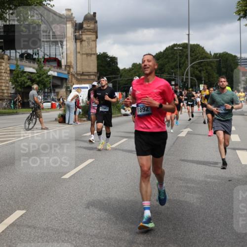 29.06.2025 - hella hamburg halbmarathon Yannick Fuchs http://msf.ph/oto/8181481 29.06.2025 10:43:07 20KM 1163, 1176, 1452, 1892, 2260, 3985, 4183, 4185, 4847, 4890, 5421, 5705, 6389, 8302, 8889, 9348, 9661, 9770, 10053, 10859, 10860, 11451, 11579, 11679, 11779, 12533, 12534, 12690, 13009, 13183, 13269, 13450, 13962, 14033, 14511, 15384, 15784, 15857, 15894, 16369, 16592, 17173, 17395, 17632, 17745, 17855, 17982, 18598, 18873, 18887 meine-sportfotos.de