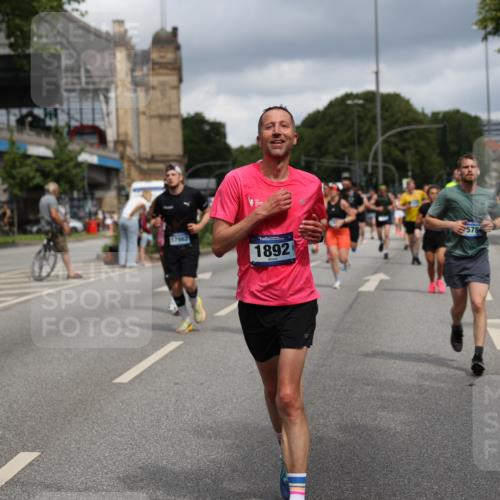 29.06.2025 - hella hamburg halbmarathon Yannick Fuchs http://msf.ph/oto/8181498 29.06.2025 10:43:07 20KM 1163, 1176, 1452, 1892, 2260, 3985, 4183, 4185, 4847, 4890, 5421, 5705, 6389, 8302, 8889, 9348, 9661, 9770, 10053, 10859, 10860, 11451, 11579, 11679, 11779, 12533, 12534, 12690, 13009, 13183, 13269, 13450, 13962, 14033, 14511, 15384, 15784, 15857, 15894, 16369, 16592, 17173, 17395, 17632, 17745, 17855, 17982, 18598, 18873, 18887 meine-sportfotos.de