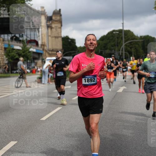 29.06.2025 - hella hamburg halbmarathon Yannick Fuchs http://msf.ph/oto/8181510 29.06.2025 10:43:07 20KM 1163, 1176, 1452, 1892, 2260, 3985, 4183, 4185, 4847, 4890, 5421, 5705, 6389, 8302, 8889, 9348, 9661, 9770, 10053, 10859, 10860, 11451, 11579, 11679, 11779, 12533, 12534, 12690, 13009, 13183, 13269, 13450, 13962, 14033, 14511, 15384, 15784, 15857, 15894, 16369, 16592, 17173, 17395, 17632, 17745, 17855, 17982, 18598, 18873, 18887 meine-sportfotos.de