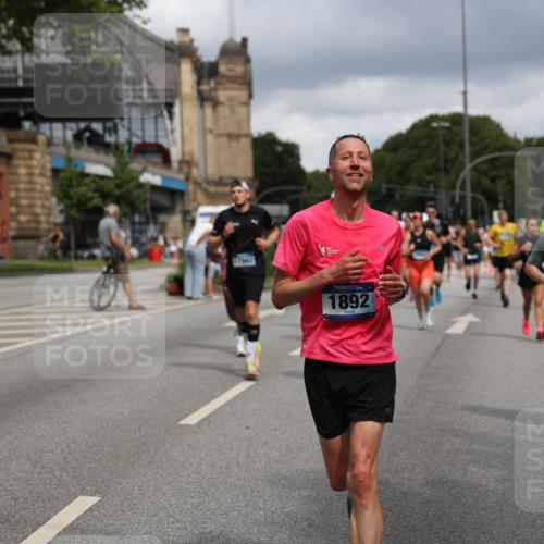 29.06.2025 - hella hamburg halbmarathon Yannick Fuchs http://msf.ph/oto/8181515 29.06.2025 10:43:08 20KM 1163, 1176, 1452, 1892, 2260, 3985, 4183, 4185, 4847, 4890, 5705, 6389, 8302, 8889, 9348, 9649, 9661, 9770, 10053, 10184, 10859, 10860, 11451, 11579, 11679, 11779, 12094, 12421, 12533, 12534, 12690, 13009, 13183, 13269, 13450, 13962, 14033, 14511, 15384, 15784, 15857, 15894, 16369, 16592, 17173, 17395, 17632, 17745, 17855, 17982, 18598, 18873, 18887 meine-sportfotos.de