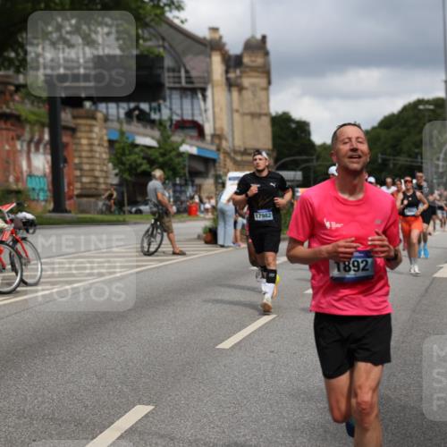 29.06.2025 - hella hamburg halbmarathon Yannick Fuchs http://msf.ph/oto/8181525 29.06.2025 10:43:08 20KM 1163, 1176, 1452, 1892, 2260, 3985, 4183, 4185, 4847, 4890, 5705, 6389, 8302, 8889, 9348, 9649, 9661, 9770, 10053, 10184, 10859, 10860, 11451, 11579, 11679, 11779, 12094, 12421, 12533, 12534, 12690, 13009, 13183, 13269, 13450, 13962, 14033, 14511, 15384, 15784, 15857, 15894, 16369, 16592, 17173, 17395, 17632, 17745, 17855, 17982, 18598, 18873, 18887 meine-sportfotos.de