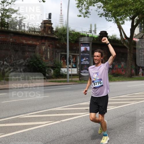 29.06.2025 - hella hamburg halbmarathon Yannick Fuchs http://msf.ph/oto/8181582 29.06.2025 10:43:08 20KM 1163, 1176, 1452, 1892, 2260, 3985, 4183, 4185, 4847, 4890, 5705, 6389, 8302, 8889, 9348, 9649, 9661, 9770, 10053, 10184, 10859, 10860, 11451, 11579, 11679, 11779, 12094, 12421, 12533, 12534, 12690, 13009, 13183, 13269, 13450, 13962, 14033, 14511, 15384, 15784, 15857, 15894, 16369, 16592, 17173, 17395, 17632, 17745, 17855, 17982, 18598, 18873, 18887 meine-sportfotos.de