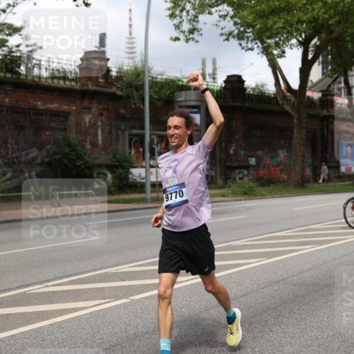 29.06.2025 - hella hamburg halbmarathon Yannick Fuchs http://msf.ph/oto/8181603 29.06.2025 10:43:08 20KM 1163, 1176, 1452, 1892, 2260, 3985, 4183, 4185, 4847, 4890, 5705, 6389, 8302, 8889, 9348, 9649, 9661, 9770, 10053, 10184, 10859, 10860, 11451, 11579, 11679, 11779, 12094, 12421, 12533, 12534, 12690, 13009, 13183, 13269, 13450, 13962, 14033, 14511, 15384, 15784, 15857, 15894, 16369, 16592, 17173, 17395, 17632, 17745, 17855, 17982, 18598, 18873, 18887 meine-sportfotos.de