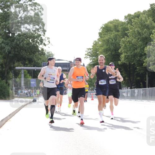 29.06.2025 - hella hamburg halbmarathon Jannik Wohlers http://msf.ph/oto/8181629 29.06.2025 09:42:47 Lombardsbrücke 4338, 5301, 9097, 9385, 9565, 9767, 10867, 11994, 12341, 12529, 12992, 13374, 14728, 14757, 15483, 15671, 18037, 18328, 18693, 18695, 18989 meine-sportfotos.de