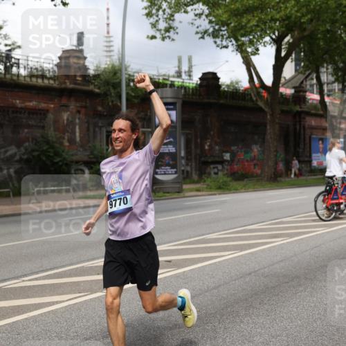 29.06.2025 - hella hamburg halbmarathon Yannick Fuchs http://msf.ph/oto/8181631 29.06.2025 10:43:08 20KM 1163, 1176, 1452, 1892, 2260, 3985, 4183, 4185, 4847, 4890, 5705, 6389, 8302, 8889, 9348, 9649, 9661, 9770, 10053, 10184, 10859, 10860, 11451, 11579, 11679, 11779, 12094, 12421, 12533, 12534, 12690, 13009, 13183, 13269, 13450, 13962, 14033, 14511, 15384, 15784, 15857, 15894, 16369, 16592, 17173, 17395, 17632, 17745, 17855, 17982, 18598, 18873, 18887 meine-sportfotos.de