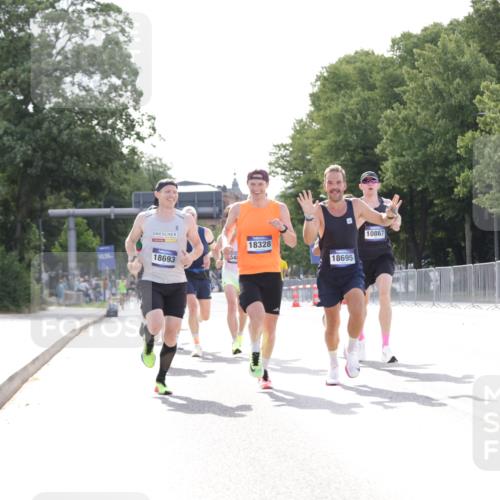 29.06.2025 - hella hamburg halbmarathon Jannik Wohlers http://msf.ph/oto/8181655 29.06.2025 09:42:47 Lombardsbrücke 4338, 5301, 9097, 9385, 9565, 9767, 10867, 11994, 12341, 12529, 12992, 13374, 14728, 14757, 15483, 15671, 18037, 18328, 18693, 18695, 18989 meine-sportfotos.de