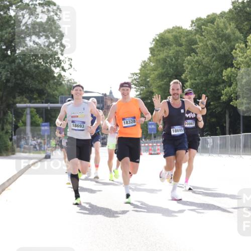 29.06.2025 - hella hamburg halbmarathon Jannik Wohlers http://msf.ph/oto/8181686 29.06.2025 09:42:47 Lombardsbrücke 4338, 5301, 9097, 9385, 9565, 9767, 10867, 11994, 12341, 12529, 12992, 13374, 14728, 14757, 15483, 15671, 18037, 18328, 18693, 18695, 18989 meine-sportfotos.de