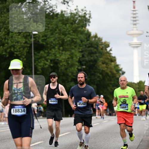 29.06.2025 - hella hamburg halbmarathon Dr. Thomas Lammeyer http://msf.ph/oto/8181698 29.06.2025 10:10:24 Kennedybrücke 1766, 1830, 1936, 2471, 2624, 3062, 4169, 4542, 5431, 6014, 7741, 8051, 8290, 8744, 8909, 10214, 10781 meine-sportfotos.de