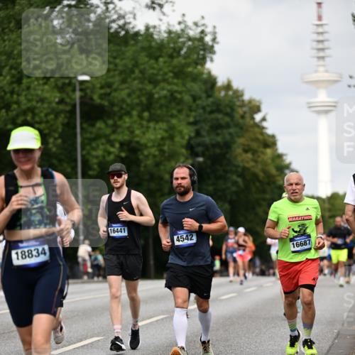 29.06.2025 - hella hamburg halbmarathon Dr. Thomas Lammeyer http://msf.ph/oto/8181758 29.06.2025 10:10:24 Kennedybrücke 1766, 1830, 1936, 2471, 2624, 3062, 4169, 4542, 5431, 6014, 7741, 8051, 8290, 8744, 8909, 10214, 10781 meine-sportfotos.de