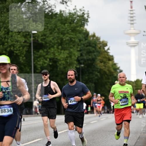 29.06.2025 - hella hamburg halbmarathon Dr. Thomas Lammeyer http://msf.ph/oto/8181810 29.06.2025 10:10:24 Kennedybrücke 1766, 1830, 1936, 2471, 2624, 3062, 4169, 4542, 5431, 6014, 7741, 8051, 8290, 8744, 8909, 10214, 10781 meine-sportfotos.de