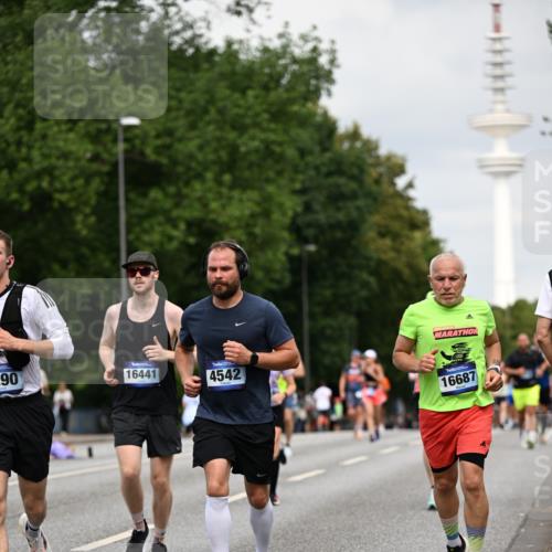 29.06.2025 - hella hamburg halbmarathon Dr. Thomas Lammeyer http://msf.ph/oto/8182107 29.06.2025 10:10:25 Kennedybrücke 1766, 1830, 1936, 2471, 2624, 3062, 4169, 4542, 5431, 6014, 7741, 8051, 8290, 8744, 8909, 10214, 10781 meine-sportfotos.de