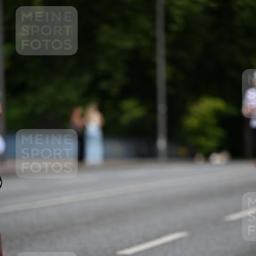 29.06.2025 - hella hamburg halbmarathon Dr. Thomas Lammeyer http://msf.ph/oto/8182131 29.06.2025 09:47:19 Kennedybrücke 1122, 1953, 3189, 3379, 5308, 5344, 7231, 7793, 8975, 9079, 10106, 10173, 11150 meine-sportfotos.de
