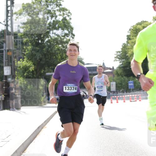 29.06.2025 - hella hamburg halbmarathon Jannik Wohlers http://msf.ph/oto/8182148 29.06.2025 09:42:51 Lombardsbrücke 1271, 4338, 5301, 6090, 9097, 9385, 9565, 9767, 10867, 11994, 12341, 13374, 14728, 14757, 15483, 15671, 18037, 18328, 18693, 18695, 18989 meine-sportfotos.de