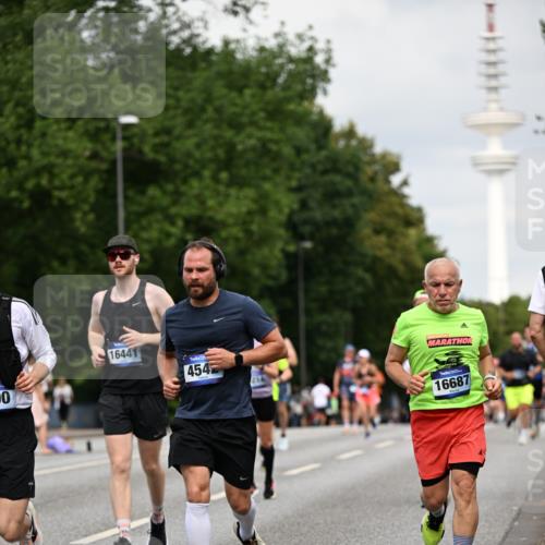 29.06.2025 - hella hamburg halbmarathon Dr. Thomas Lammeyer http://msf.ph/oto/8182165 29.06.2025 10:10:25 Kennedybrücke 1766, 1830, 1936, 2471, 2624, 3062, 4169, 4542, 5431, 6014, 7741, 8051, 8290, 8744, 8909, 10214, 10781 meine-sportfotos.de