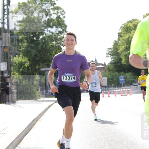 29.06.2025 - hella hamburg halbmarathon Jannik Wohlers http://msf.ph/oto/8182192 29.06.2025 09:42:51 Lombardsbrücke 1271, 4338, 5301, 6090, 9097, 9385, 9565, 9767, 10867, 11994, 12341, 13374, 14728, 14757, 15483, 15671, 18037, 18328, 18693, 18695, 18989 meine-sportfotos.de