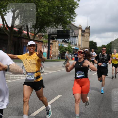 29.06.2025 - hella hamburg halbmarathon Yannick Fuchs http://msf.ph/oto/8182321 29.06.2025 10:43:12 20KM 1094, 1381, 1452, 1892, 2260, 3985, 4183, 4185, 4847, 4890, 5705, 6389, 7067, 8302, 8821, 9213, 9348, 9649, 9661, 9770, 10053, 10184, 10859, 10860, 11451, 11579, 11679, 11779, 12094, 12421, 12533, 12534, 12690, 13009, 13183, 13269, 13450, 13962, 14033, 15384, 15422, 15784, 15857, 15894, 16369, 16592, 16627, 17173, 17395, 17632, 17745, 17855, 17982, 18598, 18873, 18887 meine-sportfotos.de