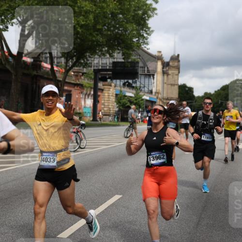 29.06.2025 - hella hamburg halbmarathon Yannick Fuchs http://msf.ph/oto/8182327 29.06.2025 10:43:12 20KM 1094, 1381, 1452, 1892, 2260, 3985, 4183, 4185, 4847, 4890, 5705, 6389, 7067, 8302, 8821, 9213, 9348, 9649, 9661, 9770, 10053, 10184, 10859, 10860, 11451, 11579, 11679, 11779, 12094, 12421, 12533, 12534, 12690, 13009, 13183, 13269, 13450, 13962, 14033, 15384, 15422, 15784, 15857, 15894, 16369, 16592, 16627, 17173, 17395, 17632, 17745, 17855, 17982, 18598, 18873, 18887 meine-sportfotos.de