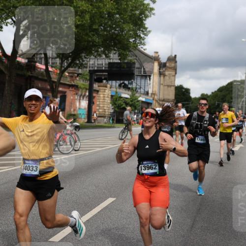 29.06.2025 - hella hamburg halbmarathon Yannick Fuchs http://msf.ph/oto/8182337 29.06.2025 10:43:12 20KM 1094, 1381, 1452, 1892, 2260, 3985, 4183, 4185, 4847, 4890, 5705, 6389, 7067, 8302, 8821, 9213, 9348, 9649, 9661, 9770, 10053, 10184, 10859, 10860, 11451, 11579, 11679, 11779, 12094, 12421, 12533, 12534, 12690, 13009, 13183, 13269, 13450, 13962, 14033, 15384, 15422, 15784, 15857, 15894, 16369, 16592, 16627, 17173, 17395, 17632, 17745, 17855, 17982, 18598, 18873, 18887 meine-sportfotos.de