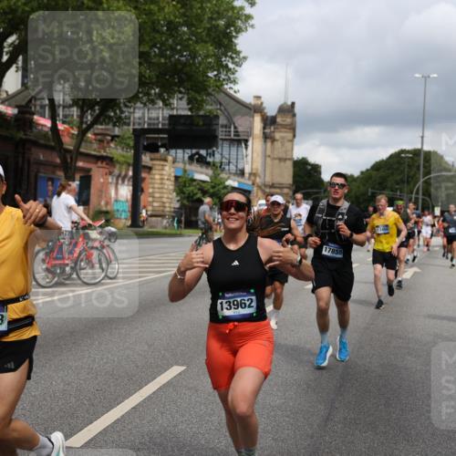 29.06.2025 - hella hamburg halbmarathon Yannick Fuchs http://msf.ph/oto/8182361 29.06.2025 10:43:12 20KM 1094, 1381, 1452, 1892, 2260, 3985, 4183, 4185, 4847, 4890, 5705, 6389, 7067, 8302, 8821, 9213, 9348, 9649, 9661, 9770, 10053, 10184, 10859, 10860, 11451, 11579, 11679, 11779, 12094, 12421, 12533, 12534, 12690, 13009, 13183, 13269, 13450, 13962, 14033, 15384, 15422, 15784, 15857, 15894, 16369, 16592, 16627, 17173, 17395, 17632, 17745, 17855, 17982, 18598, 18873, 18887 meine-sportfotos.de