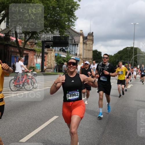 29.06.2025 - hella hamburg halbmarathon Yannick Fuchs http://msf.ph/oto/8182382 29.06.2025 10:43:12 20KM 1094, 1381, 1452, 1892, 2260, 3985, 4183, 4185, 4847, 4890, 5705, 6389, 7067, 8302, 8821, 9213, 9348, 9649, 9661, 9770, 10053, 10184, 10859, 10860, 11451, 11579, 11679, 11779, 12094, 12421, 12533, 12534, 12690, 13009, 13183, 13269, 13450, 13962, 14033, 15384, 15422, 15784, 15857, 15894, 16369, 16592, 16627, 17173, 17395, 17632, 17745, 17855, 17982, 18598, 18873, 18887 meine-sportfotos.de