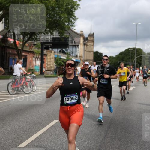 29.06.2025 - hella hamburg halbmarathon Yannick Fuchs http://msf.ph/oto/8182390 29.06.2025 10:43:13 20KM 1094, 1381, 1452, 1892, 2260, 3985, 4183, 4185, 4847, 4890, 5705, 6389, 7067, 8302, 8821, 9213, 9348, 9649, 9661, 9770, 10053, 10184, 10859, 10860, 11451, 11579, 11679, 11779, 12094, 12421, 12533, 12534, 12690, 13009, 13183, 13269, 13450, 13962, 14033, 15384, 15422, 15784, 15857, 15894, 16369, 16592, 16627, 17173, 17395, 17632, 17745, 17855, 17982, 18598, 18873, 18887 meine-sportfotos.de