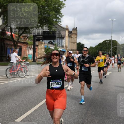 29.06.2025 - hella hamburg halbmarathon Yannick Fuchs http://msf.ph/oto/8182407 29.06.2025 10:43:13 20KM 1094, 1381, 1452, 1892, 2260, 3985, 4183, 4185, 4847, 4890, 5705, 6389, 7067, 8302, 8821, 9213, 9348, 9649, 9661, 9770, 10053, 10184, 10859, 10860, 11451, 11579, 11679, 11779, 12094, 12421, 12533, 12534, 12690, 13009, 13183, 13269, 13450, 13962, 14033, 15384, 15422, 15784, 15857, 15894, 16369, 16592, 16627, 17173, 17395, 17632, 17745, 17855, 17982, 18598, 18873, 18887 meine-sportfotos.de