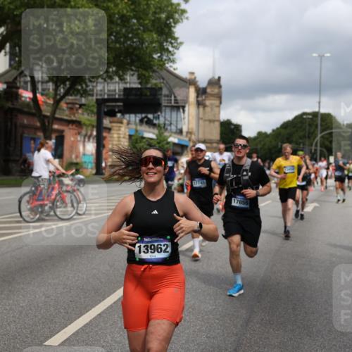 29.06.2025 - hella hamburg halbmarathon Yannick Fuchs http://msf.ph/oto/8182426 29.06.2025 10:43:13 20KM 1094, 1381, 1452, 1892, 2260, 3985, 4183, 4185, 4847, 4890, 5705, 6389, 7067, 8302, 8821, 9213, 9348, 9649, 9661, 9770, 10053, 10184, 10859, 10860, 11451, 11579, 11679, 11779, 12094, 12421, 12533, 12534, 12690, 13009, 13183, 13269, 13450, 13962, 14033, 15384, 15422, 15784, 15857, 15894, 16369, 16592, 16627, 17173, 17395, 17632, 17745, 17855, 17982, 18598, 18873, 18887 meine-sportfotos.de