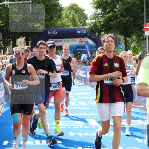 29.06.2025 - hella hamburg halbmarathon Zöllner http://msf.ph/oto/8182521 29.06.2025 10:40:51 Ziel 1631, 1882, 2750, 4634, 4889, 5014, 5026, 5745, 6429, 7080, 7109, 7378, 8074, 8629, 9979, 10369, 10900, 11959, 14092, 14661, 15351, 16201, 16249, 17486 meine-sportfotos.de